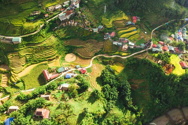 Quels sont les meilleurs itinéraires pour explorer les rizières en terrasses de Banaue, Philippines ?